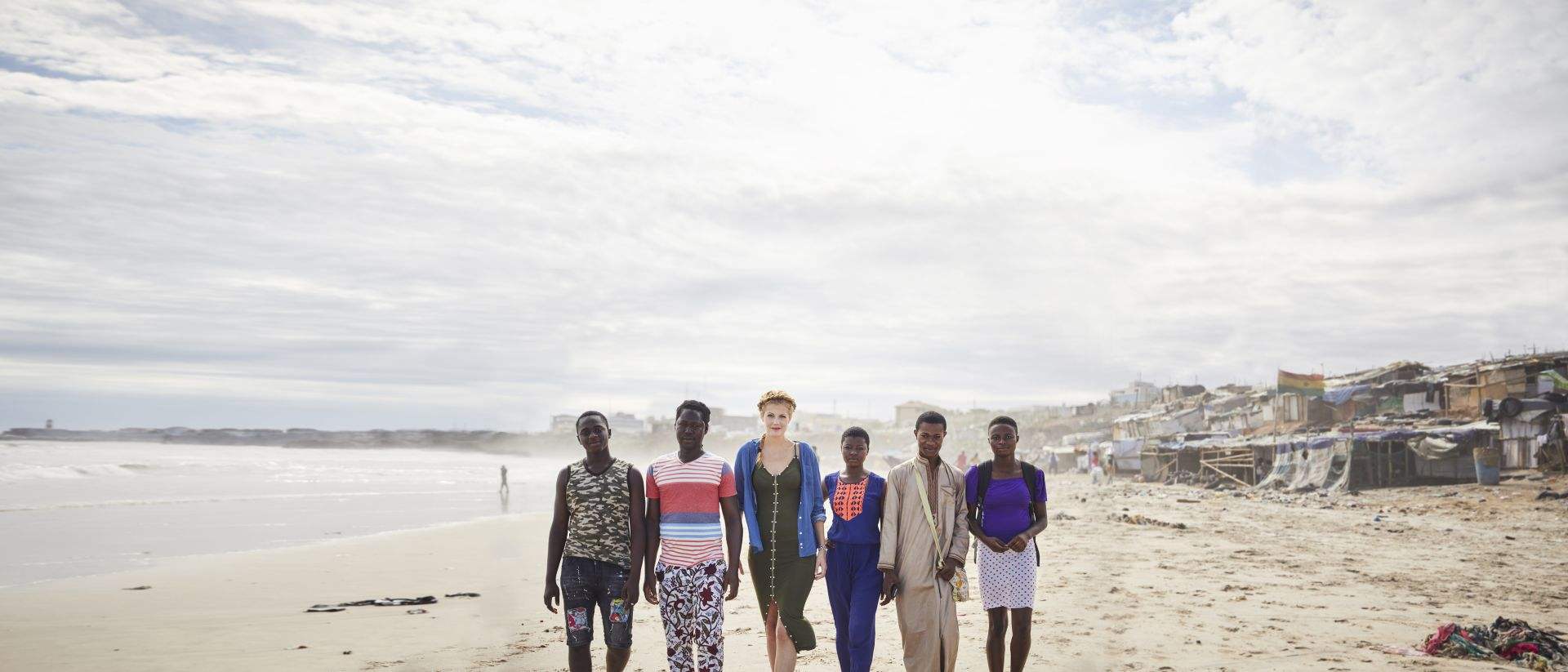 Project Nima, välgörenhetsorganisationen som arbetar med att stärka unga människors självkänsla går på stranden i Ghana.